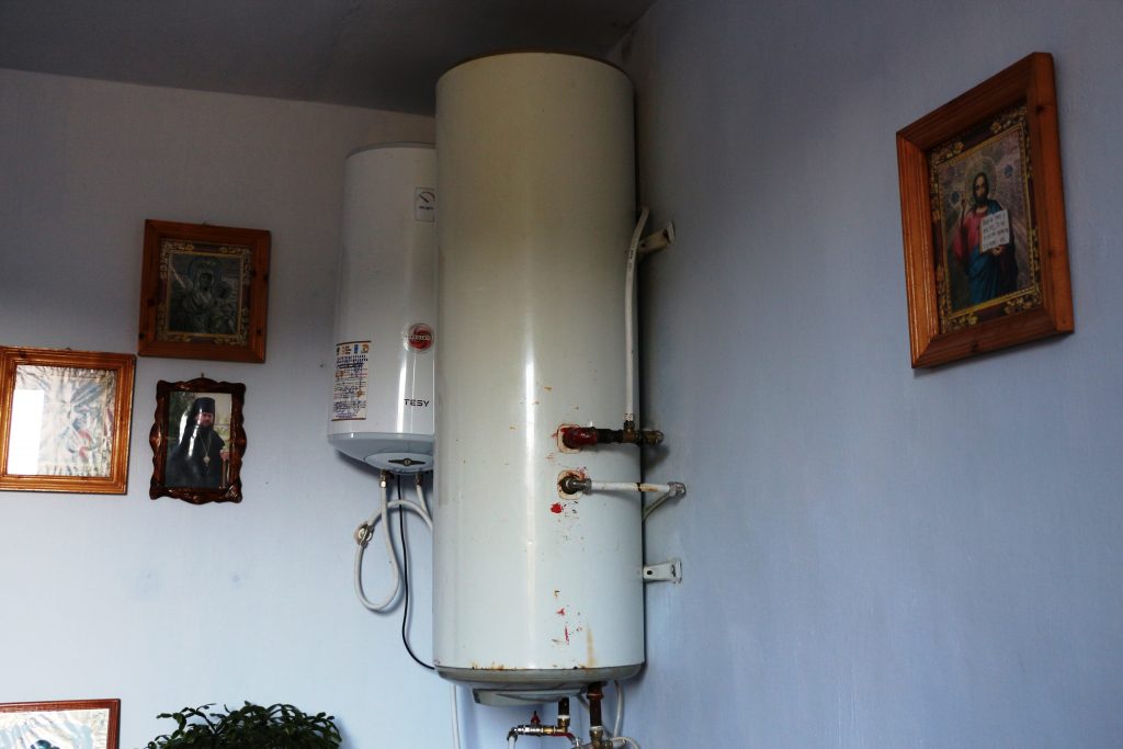 Colectorul solar încălzește apa din două boilere. Apa este folosită la bucătărie și blocul sanitar