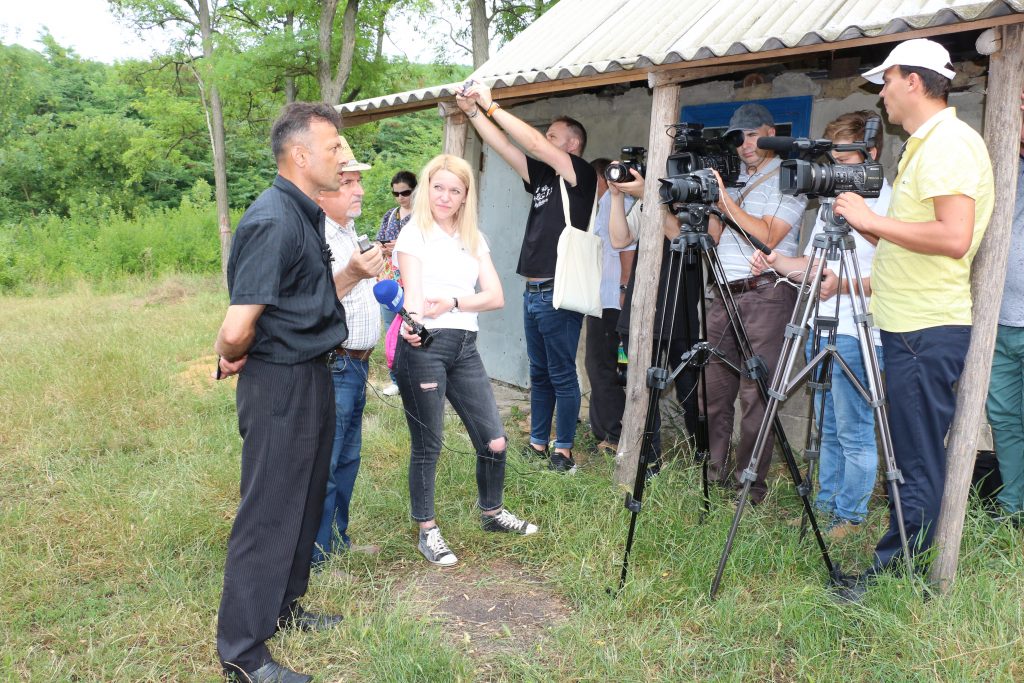 Stopii de ploaie nu sperie jurnaliștii dornici de a afla despre pepeniera din Popeasca