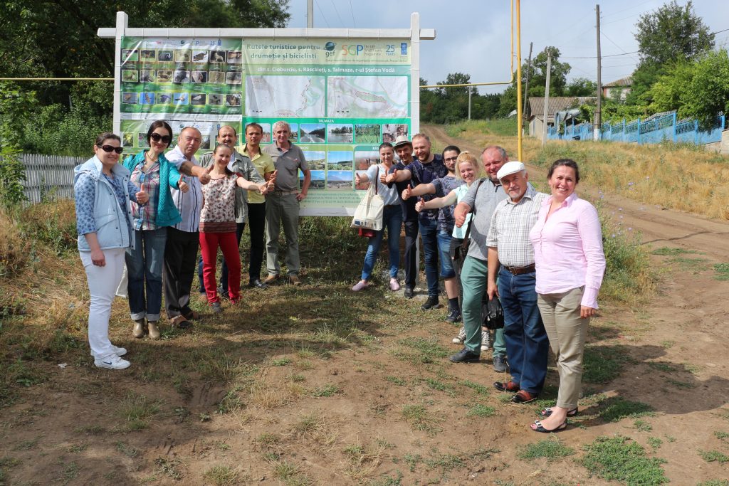 Fotografie de grup la Cioburciu - la panoul informativ privind traseele turistice amenajate cu sprijinul GEF SGP Moldova