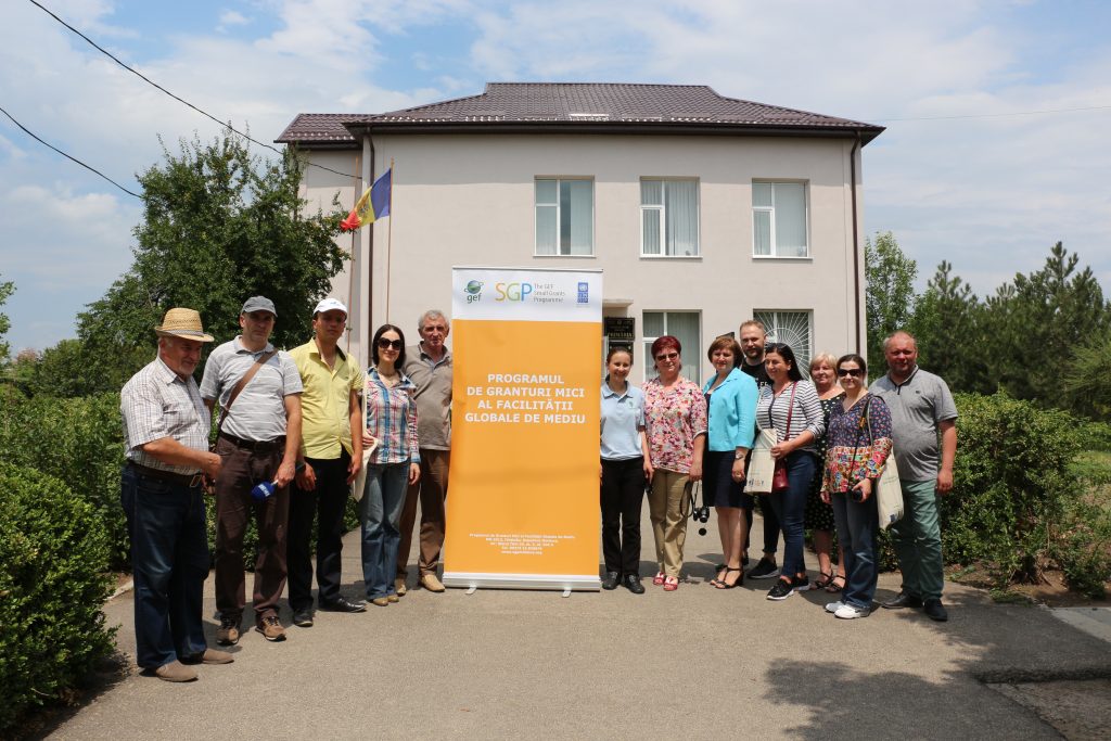 Fotografie de grup după vizitarea satului Palanca, Ștefan Vodă