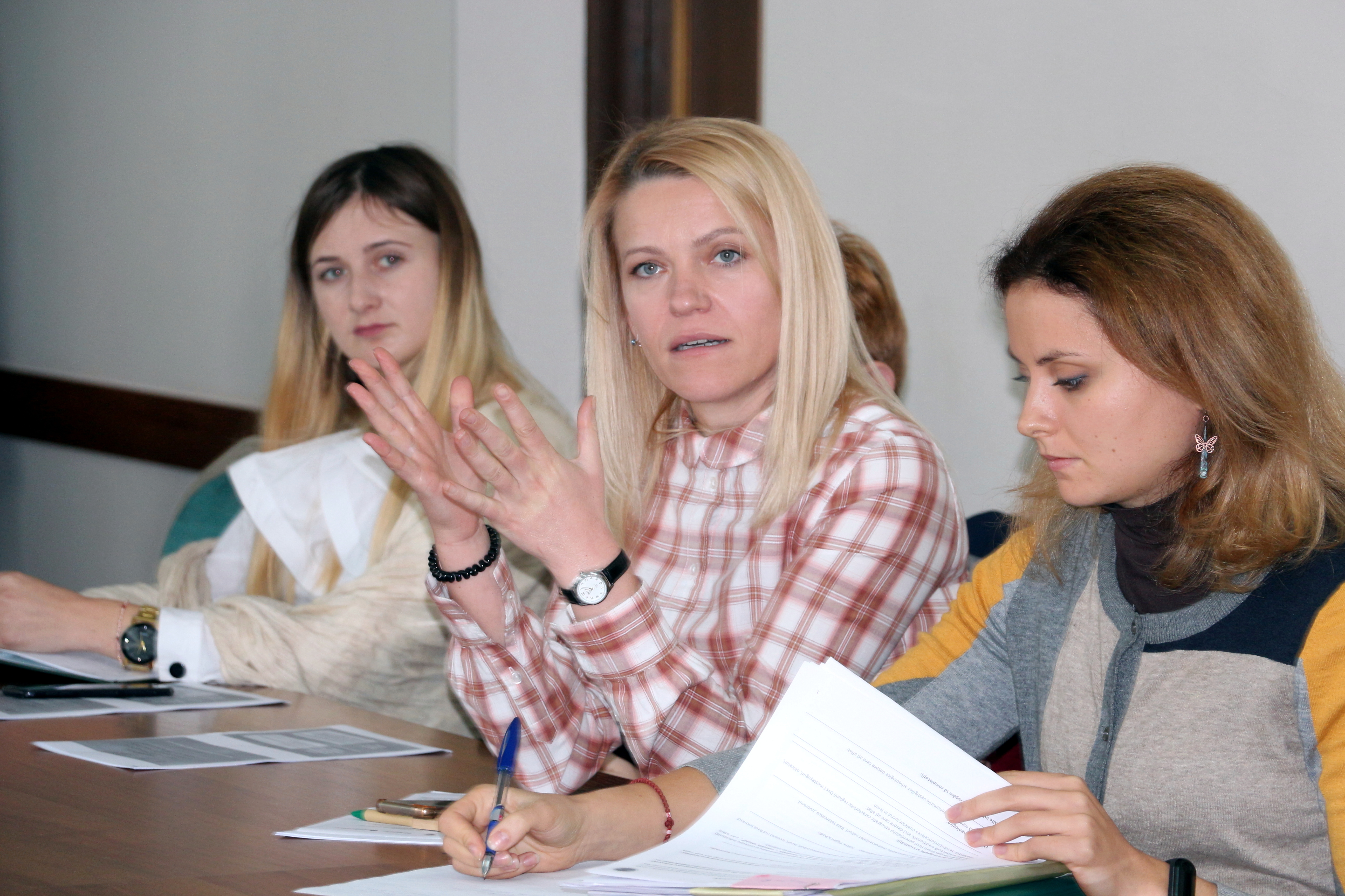 Lucia Tăut (mijloc) vorbește despre importanța emisiilor și transferului de poluanți 