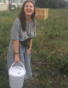 Căldarea plină este dusă la un punct de compostare - în imagine, Mihaela
