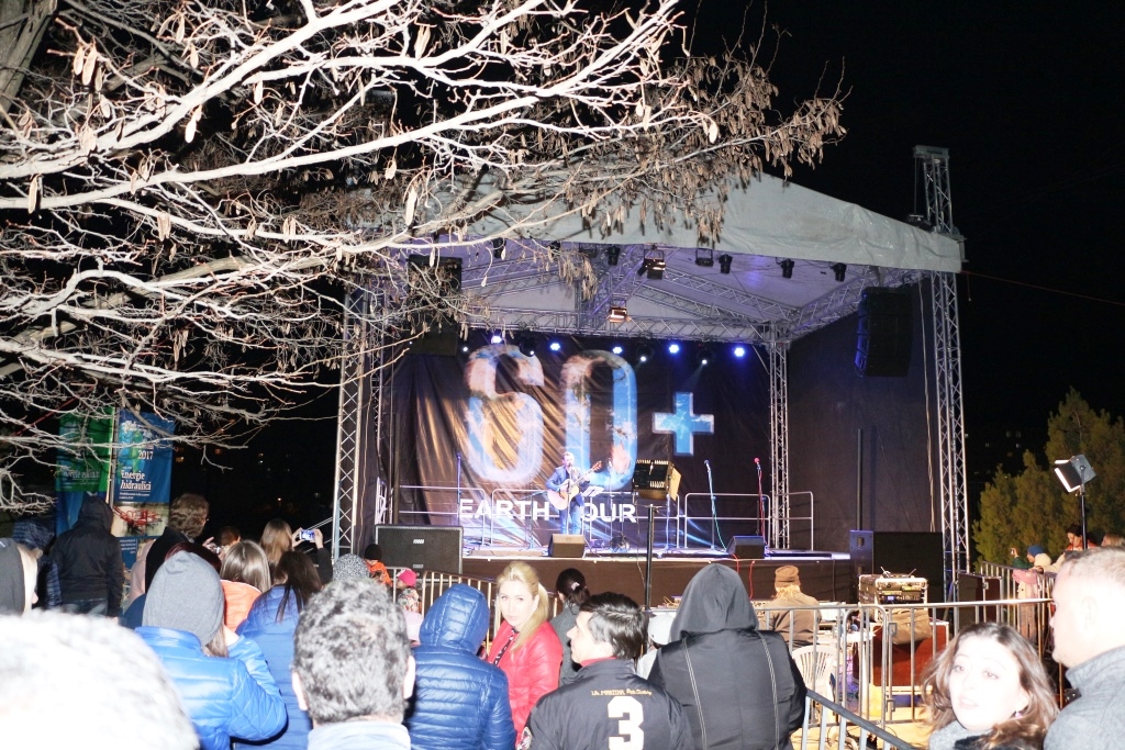  Ora Planetei a fost sărbătorită la Chișinău într-un parc dendrologic, cu muzică bună și dansuri de foc