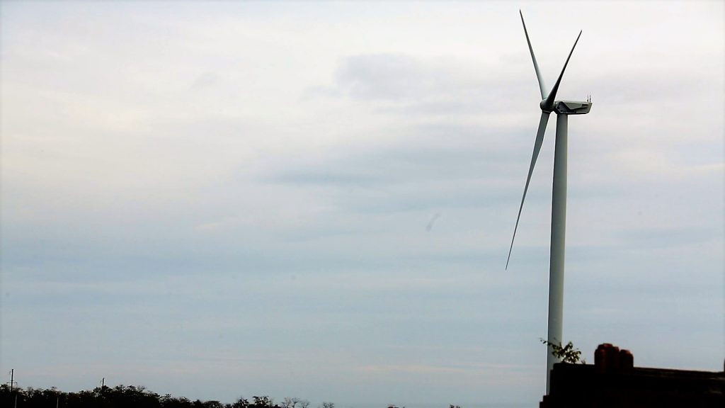 Una din cele șase turbine eoliene de la Tuzly