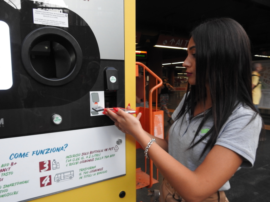  Roma oferă bilete de metrou gratuite călătorilor care reciclează sticle de plastic