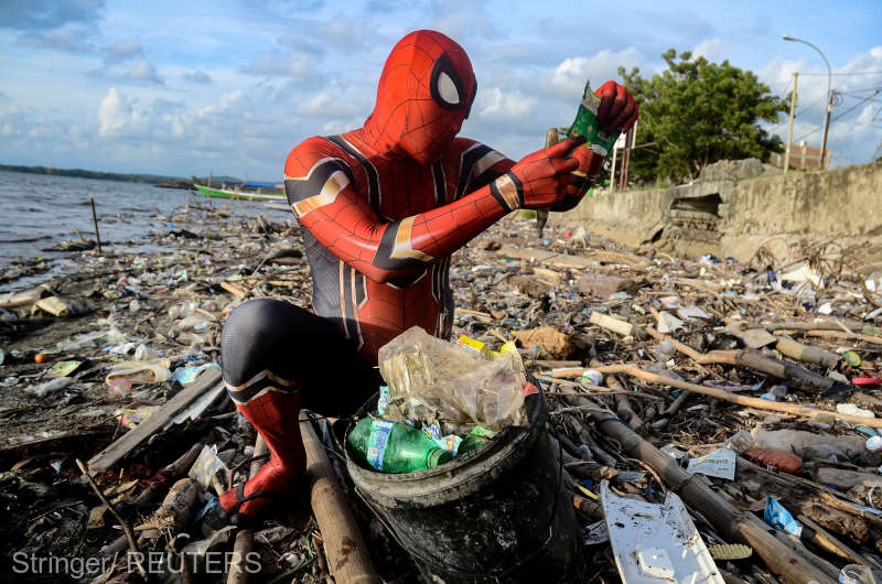  Un indonezian adună gunoaie de pe plaje îmbrăcat în…Spider-Man