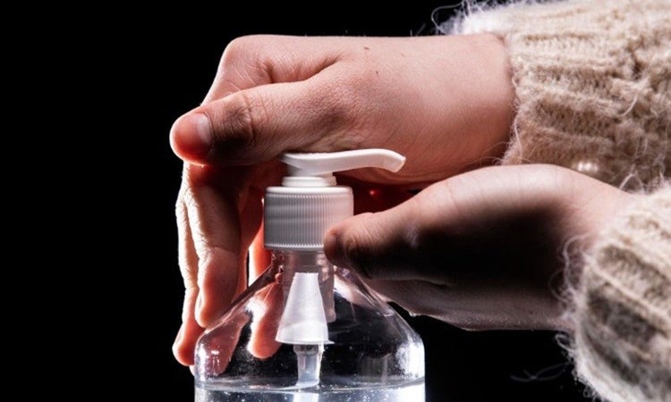  Cum să îți faci acasă un gel dezinfectant pentru mâini