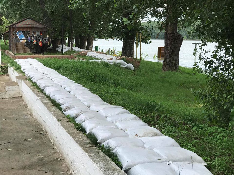  VIDEO/ Dig de protecție metalic, instalat de salvatori pe plaja de la Vadul lui Vodă