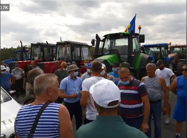  VIDEO/ Agricultorii protestează a patra zi. Guvernul anunță că s-a văzut cu reprezentanții fermierilor