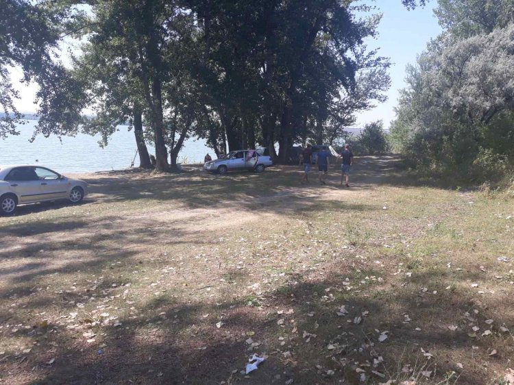  FOTO/ Kilometri de gunoaie pe malul lacului Costești-Stânca