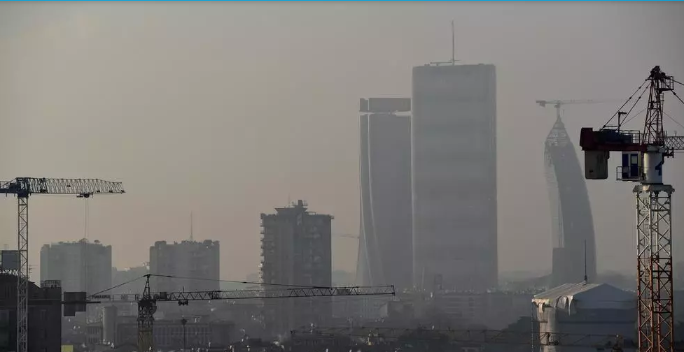  STUDIU/ Dacă poluarea aerului s-ar reduce, ar putea fi evitate 50.000 de decese premature pe an în Europa