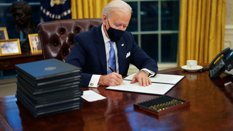  Joe Biden a semnat 17 decrete în prima zi ca președinte. SUA revin în Acordul pentru climă de la Paris și în OMS