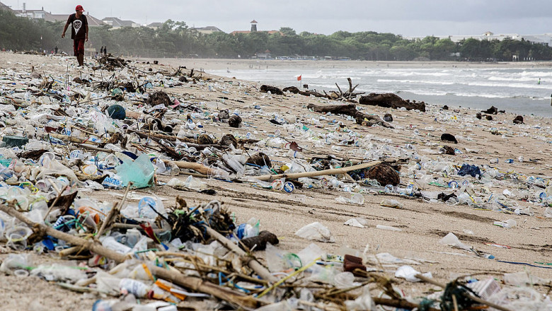  Imagini dezolante. Plajele din Bali sunt acoperite de tone de deșeuri din plastic