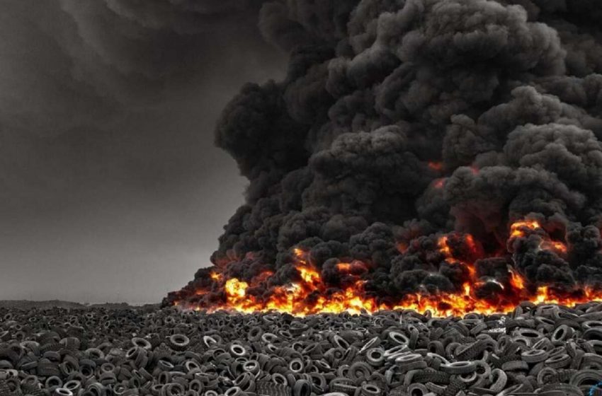  Coloane de fum negru în Kuwait. A luat foc cea mai mare haldă de anvelope din lume