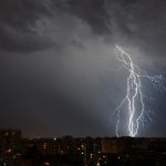 Atenție! Meteorologii anunță pentru următoarele ore ploi de scurtă durată cu descărcări electrice