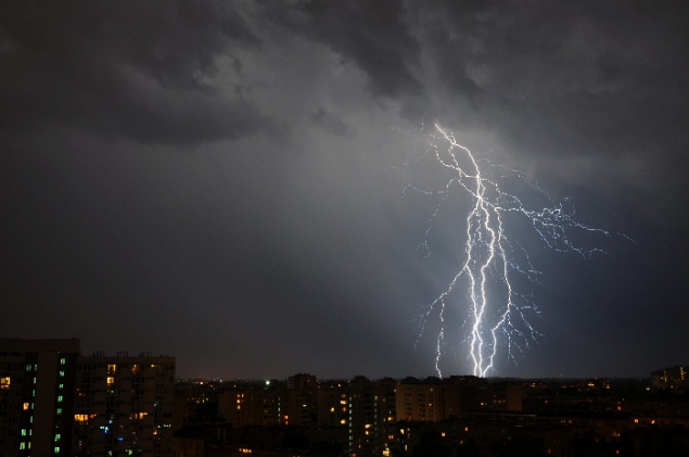  Atenție! Meteorologii anunță pentru următoarele ore ploi de scurtă durată cu descărcări electrice