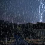 Ploi și vijelie. Meteorologii au emis un nou COD GALBEN de instabilitate atmosferică , valabil pe 5 și 6 august