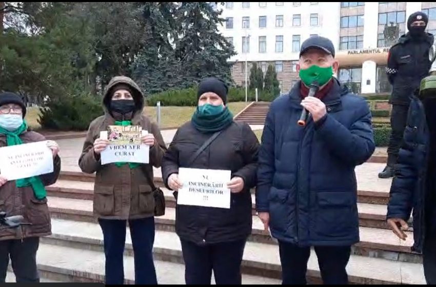  VIDEO/ „Nu incinerării deșeurilor”. Membrii unui partid au manifestat în fața Parlamentului