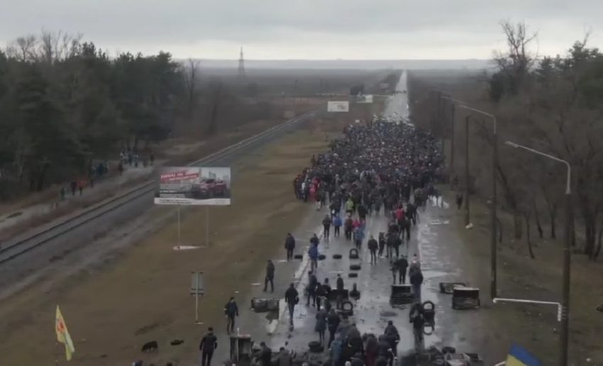  VIDEO/ Mii de locuitori au ieșit în fața rușilor și nu le-au permis să intre în Energodar, unde se află cea mai mare centrală nucleară din Europa