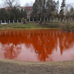 FOTO/ Lac „de sânge” în fața Ambasadei Rusiei din Lituania. Imaginile protestului inedit din Vilnius au devenit virale