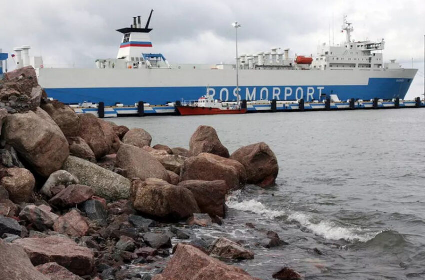  Activiștii Greenpeace s-au legat cu lanțuri de o navă care aducea petrol din Rusia în Norvegia