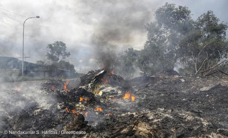  Flăcări la o gunoiște neautorizată din raionul Orhei. Ar fi apărut după ce localnicii au dat foc la tescovină