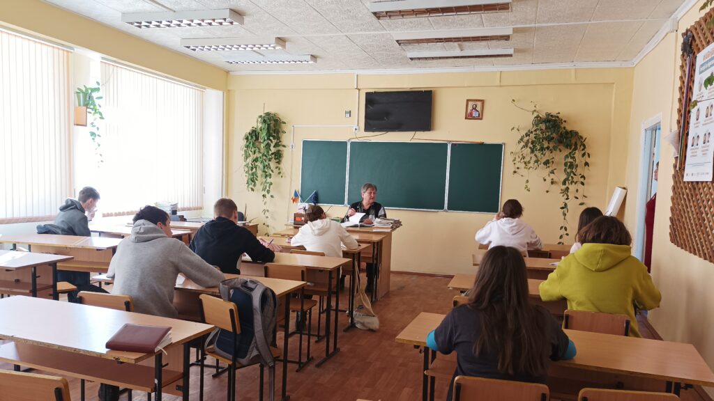 Elevi de la Gimnaziul „Mihai Eminescu” din Cantemir