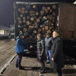 Persoane vulnerabile din zone cu mai puține păduri vor fi asigurate cu lemn de foc adus din România