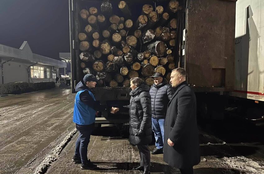  Persoane vulnerabile din zone cu mai puține păduri vor fi asigurate cu lemn de foc adus din România
