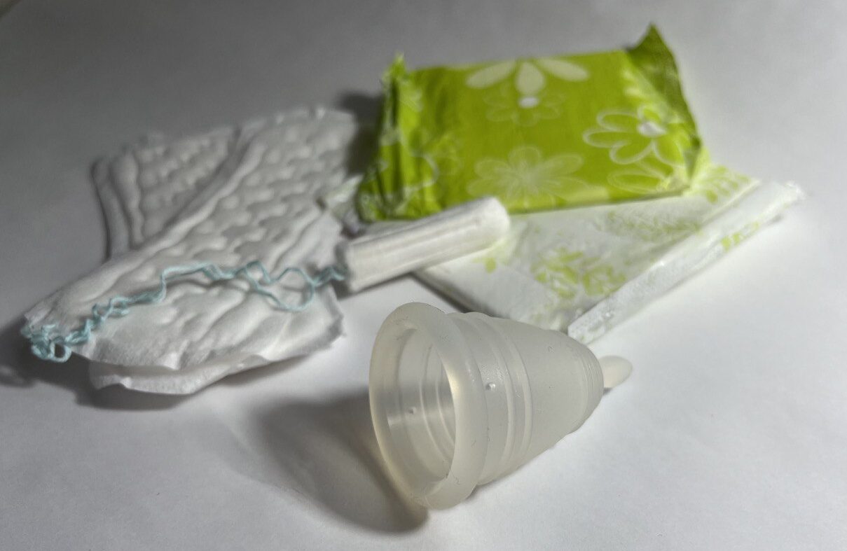 Varietatea de produse menstruale de unică folosință. Foto: Ecopresa