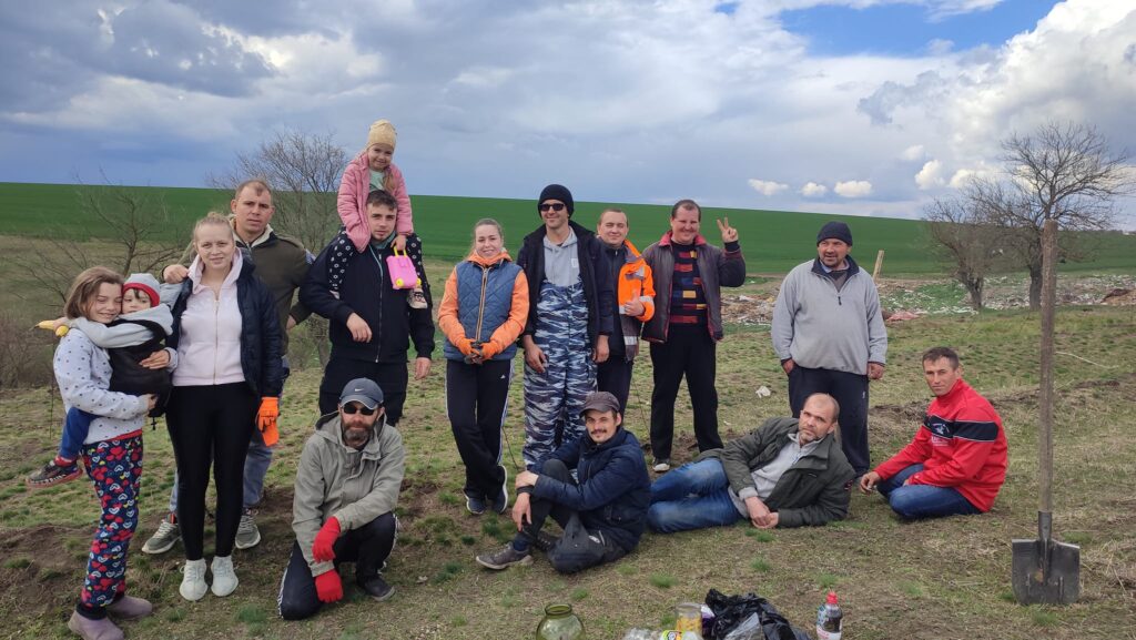 Pe o suprafață de 1 ha, Vasile Cozmac împreună cu câțiva localnici au plantat 1500 de puieți. Foto: Vasile Cozmac