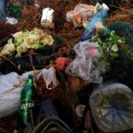 FOTO/VIDEO: Cimitire cu deșeuri. Când (și cum) scăpăm de coroanele de plastic din cimitire?