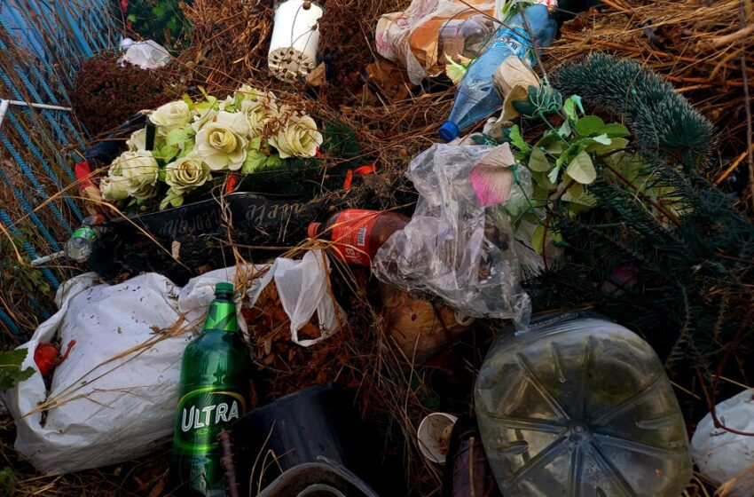  FOTO/VIDEO: Cimitire cu deșeuri. Când (și cum) scăpăm de coroanele de plastic din cimitire?