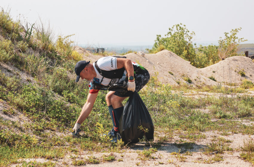  [FOTO] „Fugi de plastic” – alergarea care ajută natura să scape de gunoaie