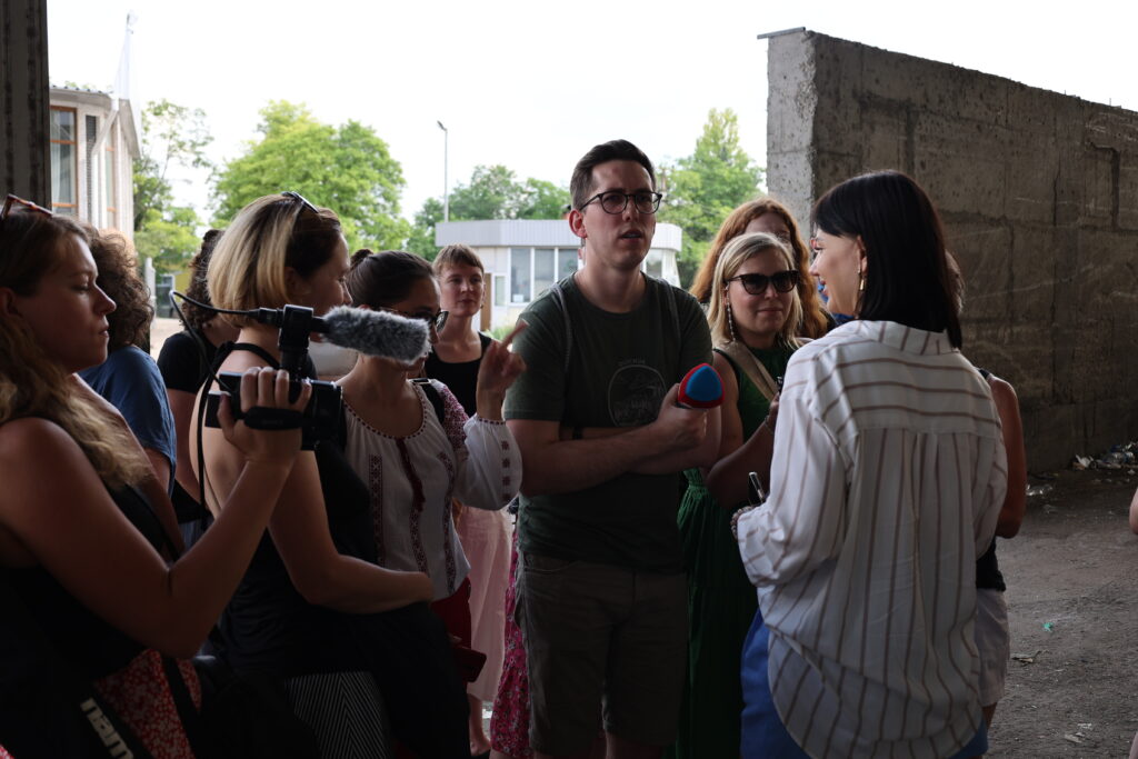 În timpul vizitei la stația de sortare a deșeurilor, jurnaliștii au luat interviu de la Irina Balica, reprezentantă a companiei „ABS Recycling”