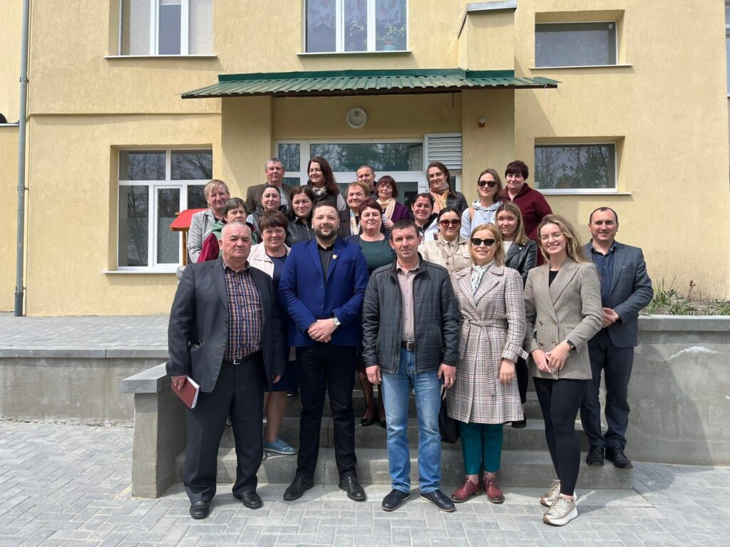 Fotografie de grup după vizita de la Sireți, Strășeni