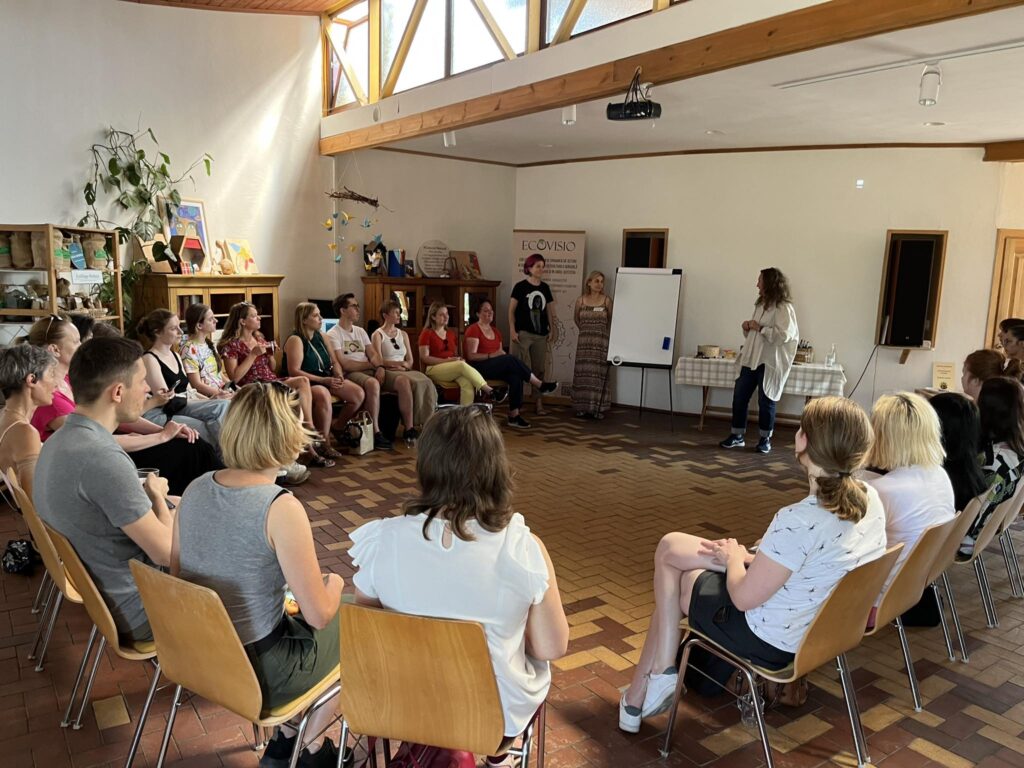 Despre schimbările climatice și bunele practici din Ecovillage Rîșcova, jurnaliștii au aflat de la Elena Tacu și Liliana Botnaru