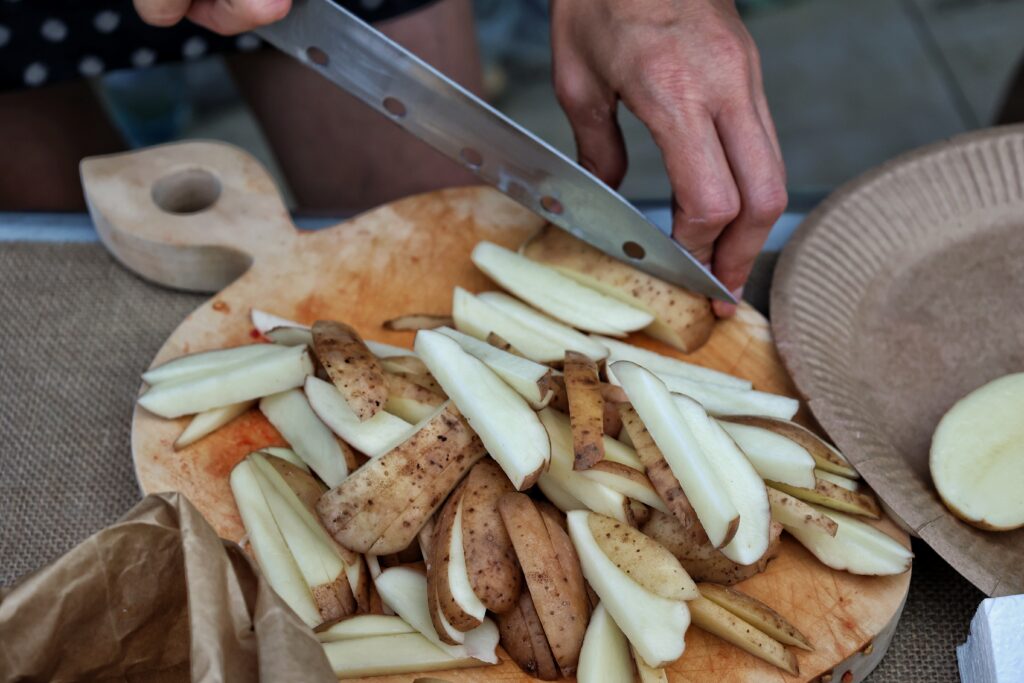 Celebrii cartofi Rîșcoveni de la Aurelia Bugneac, membră a comunității Ecovillage