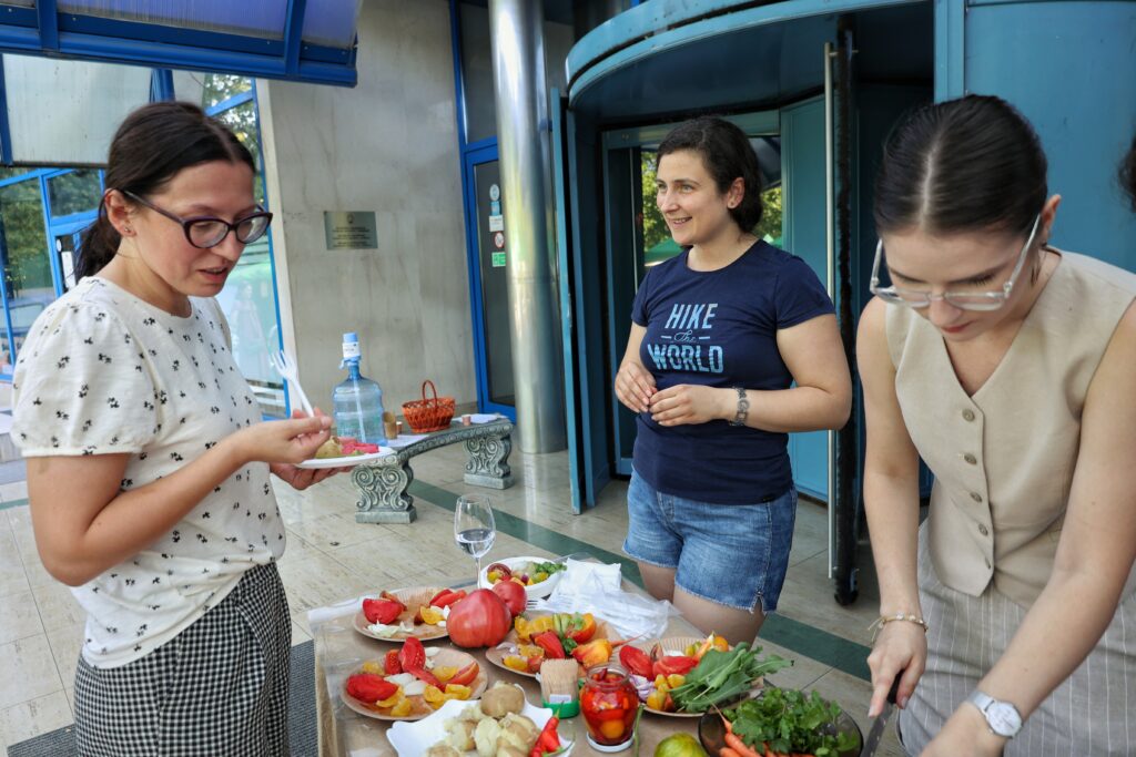 Elena Cîssa degustează tomatele doamnei Bejenari