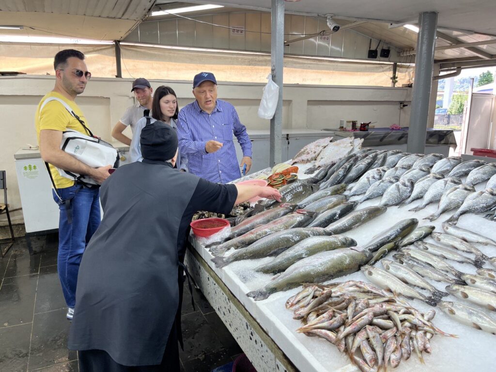 Experiment social la o piață de pești din Batumi împreună cu profesorul Bayram 