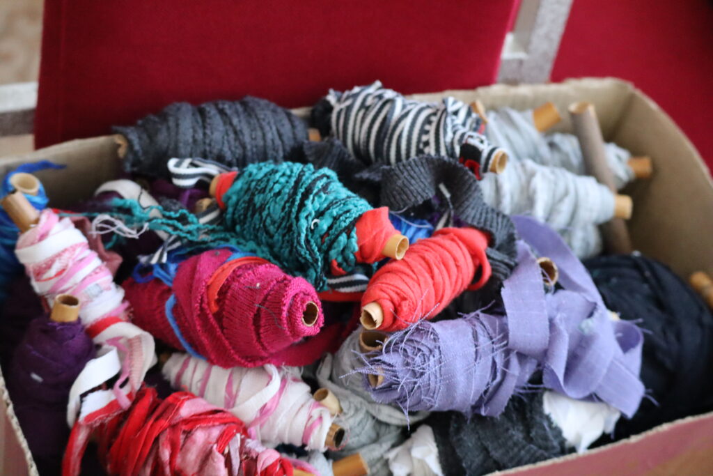 Cordele din haine uzate care vor fi folosite în confecționarea covoarelor