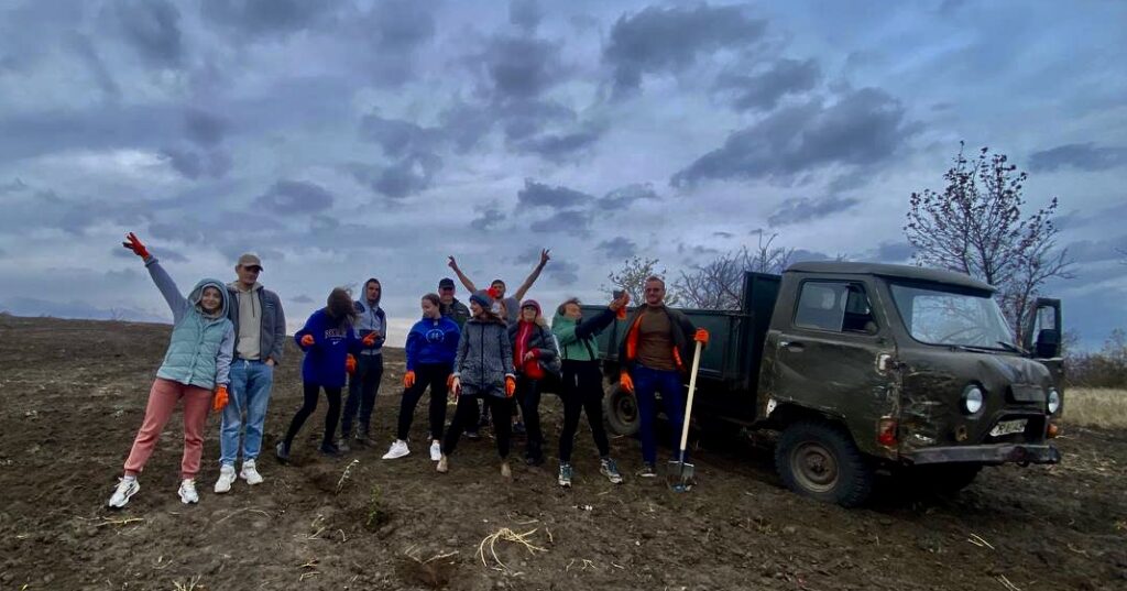 Echipa Ecopresa la acțiunea de plantare din satul Hîrtop, raionul Cimișlia
