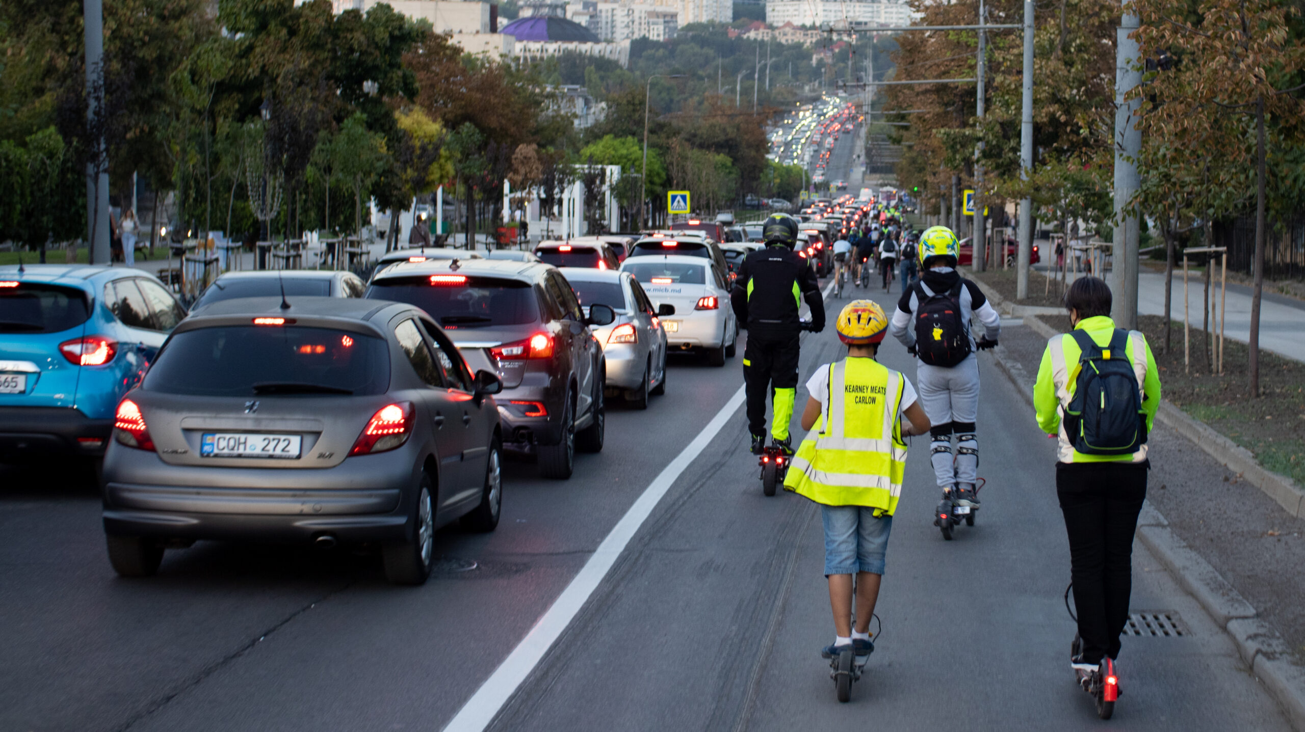 Trotinetiști și bicicliști în trafic cu automobilele. Foto: Oleg Artene