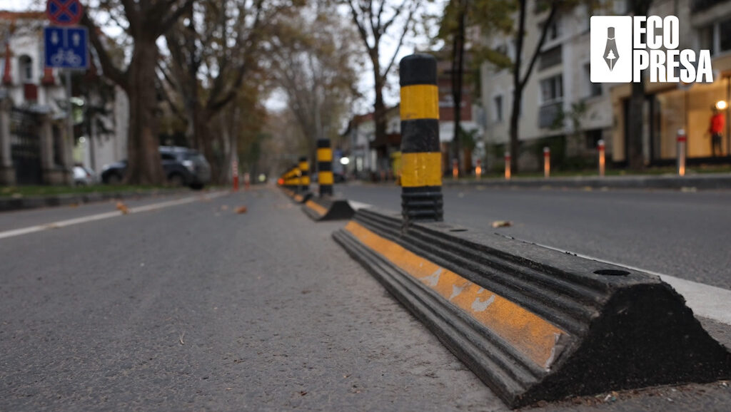 Pilon de separare a pistei pentru bicicliști de banda auto. Foto: ecopresa.md