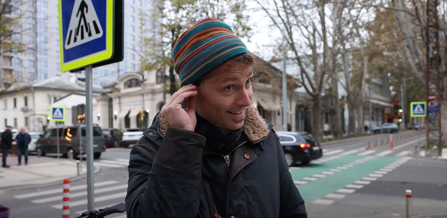 Julian  Gröger ne recomandă să ne protejăm urechile atunci când mergem pe bicicletă în timpul rece al anului. Foto: ecopresa.md
