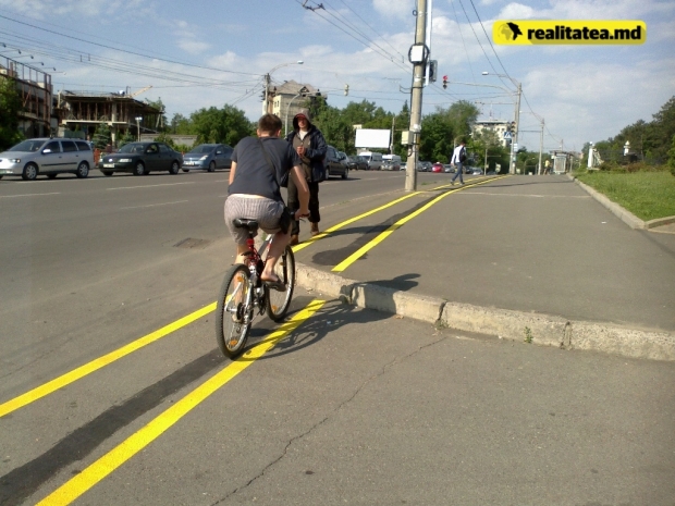 Pistele pentru biciclete marcate cu vopsea galbenă în anul 2014. Foto: realitatea.md