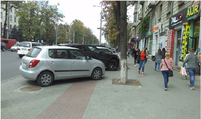Parcarea ilegală pe pista pentru biciclete de pe bd. Ștefan cel Mare din Chișinău. Sursa: watchdog.md