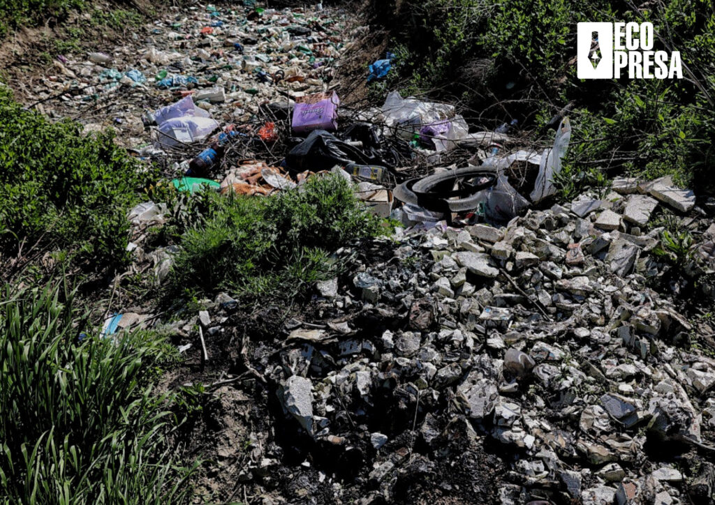 Deșeuri din construcții aruncate la gunoiștea din satul Puhoi, raionul Ialoveni