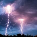 Cum ne protejăm de tunete și fulgere în funcție de locul în care ne-a surprins furtuna – recomandările experților
