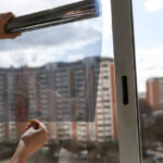 De ce avem nevoie de folie de protecție solară la geamuri? Ce rol are și cât de eficientă este?